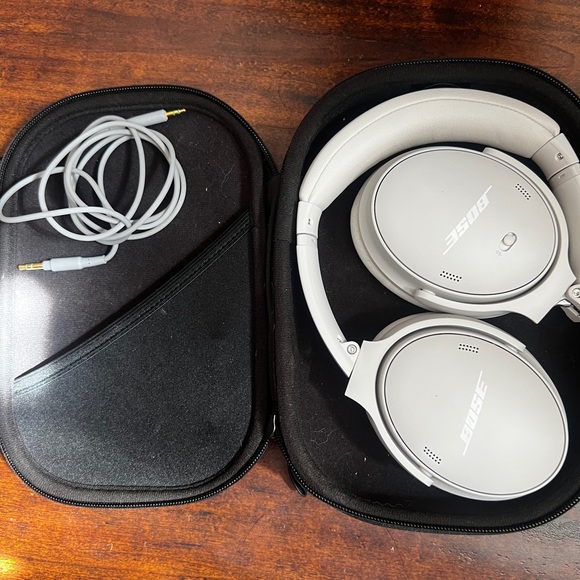 Bose Gray Over-Ear Headphones with Carrying Case - Picture 1 of 7